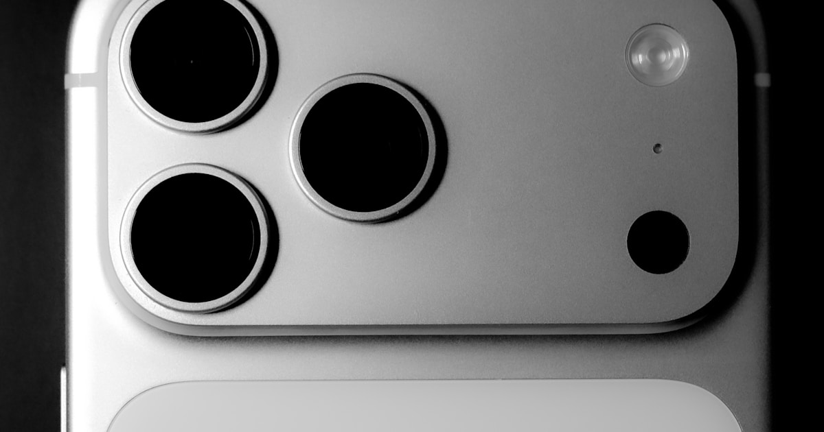 iPhone 13 Pro Max usado seminovo em uso, com 12 meses de garantia da Policell