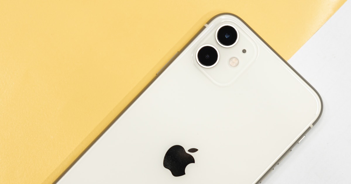 iPhone 13 seminovo em mesa de trabalho, com 12 meses de garantia da Policell