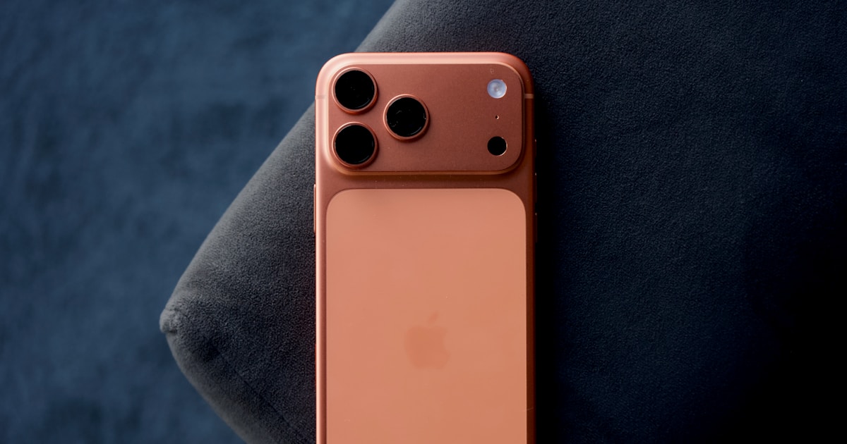 iPhone 15 Plus usado seminovo em uso, com 12 meses de garantia da Policell
