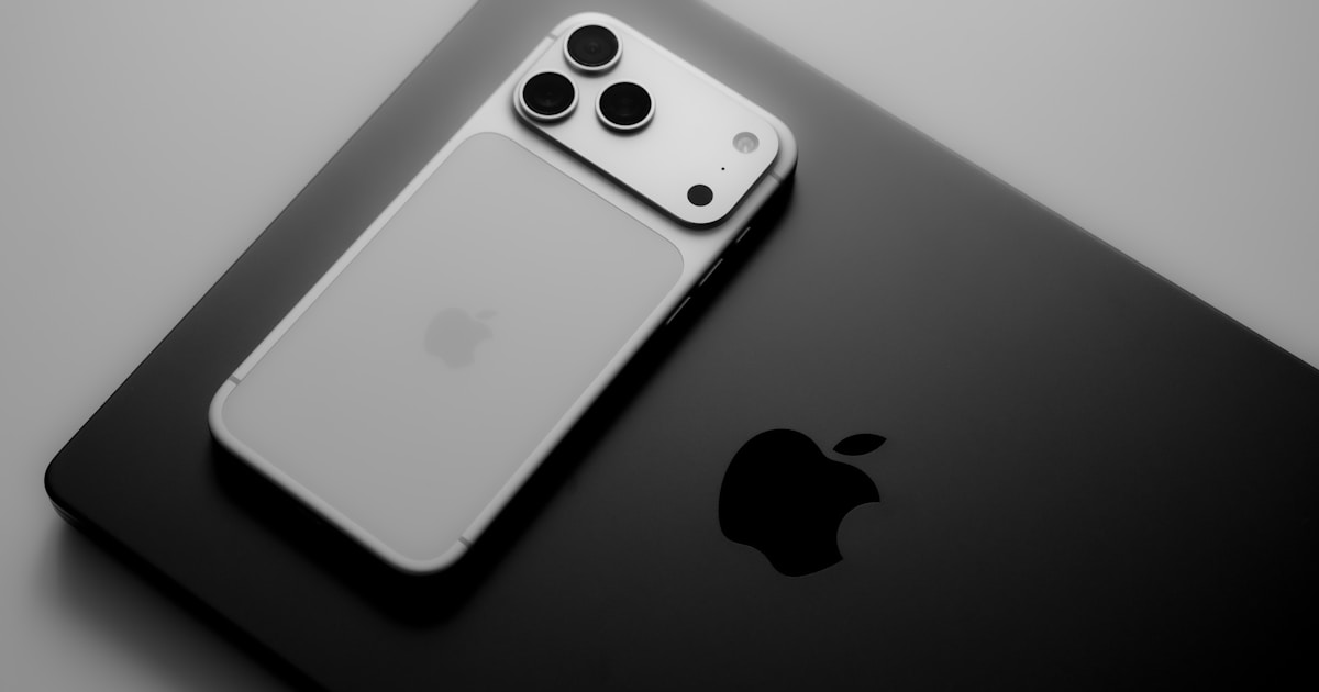 iPhone 15 Pro Max usado seminovo em uso, com 12 meses de garantia da Policell