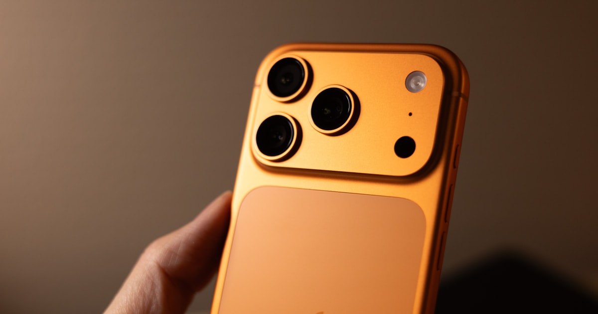 iPhone 15 Pro usado seminovo em uso, com 12 meses de garantia da Policell