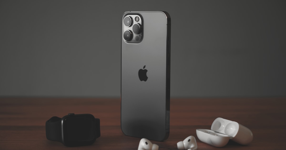 iPhone 16 Pro Max usado seminovo em uso, com 12 meses de garantia da Policell